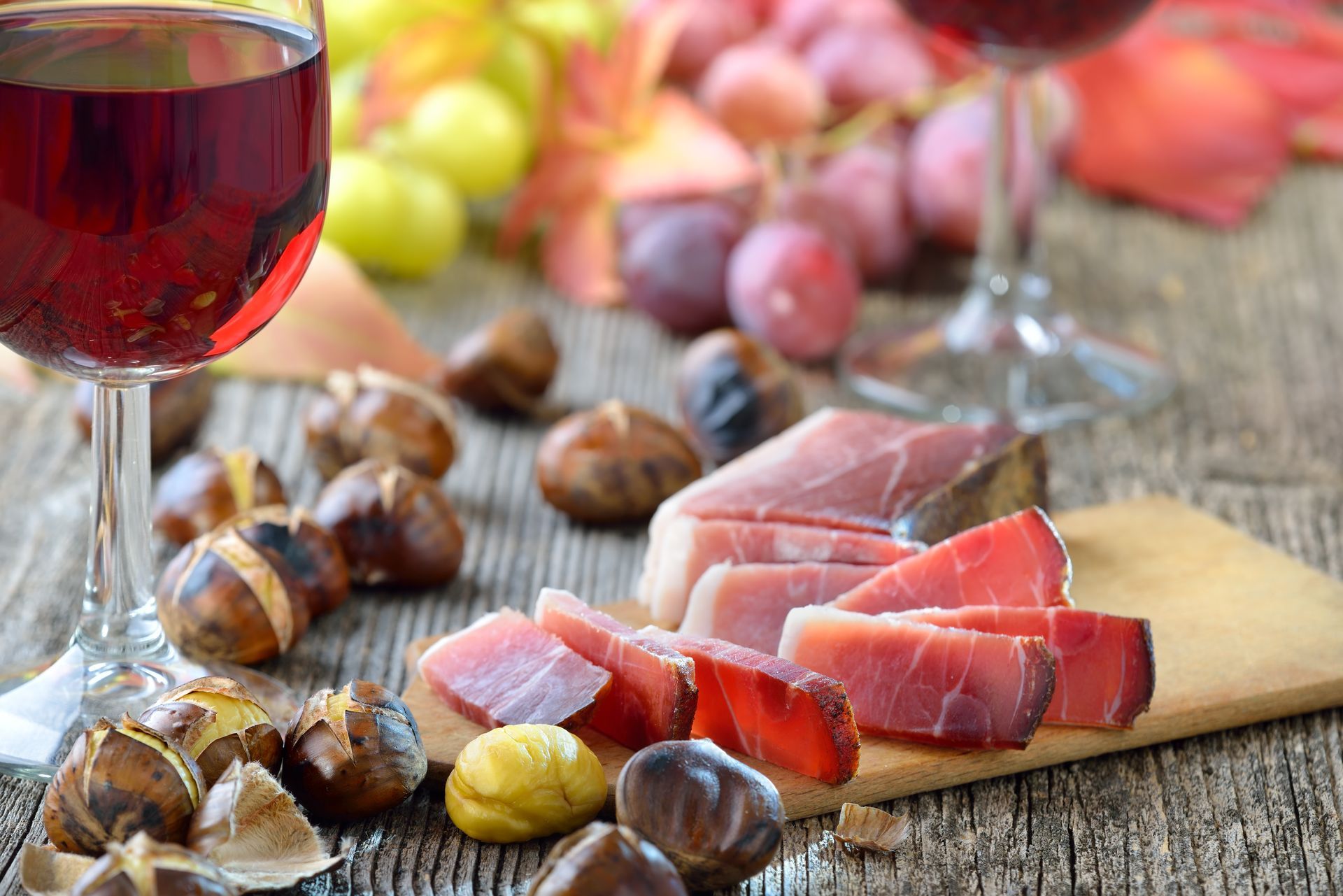 Südtiroler Bauernspeck und heiße Maroni, dazu ein Glas Vernatsch