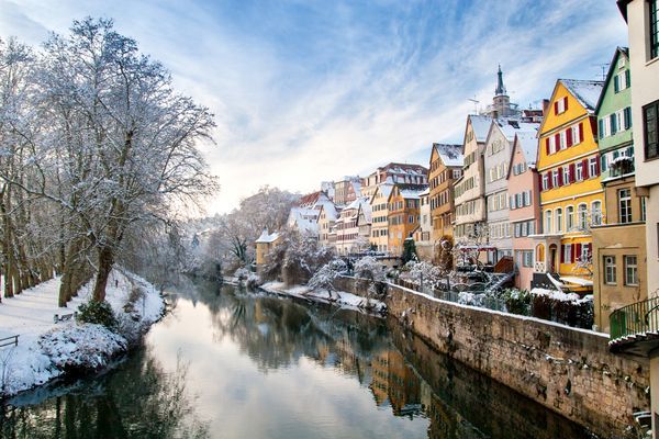 Neckarfront, Tübingen im Winter. Schnee auf den Dächern der Häuser