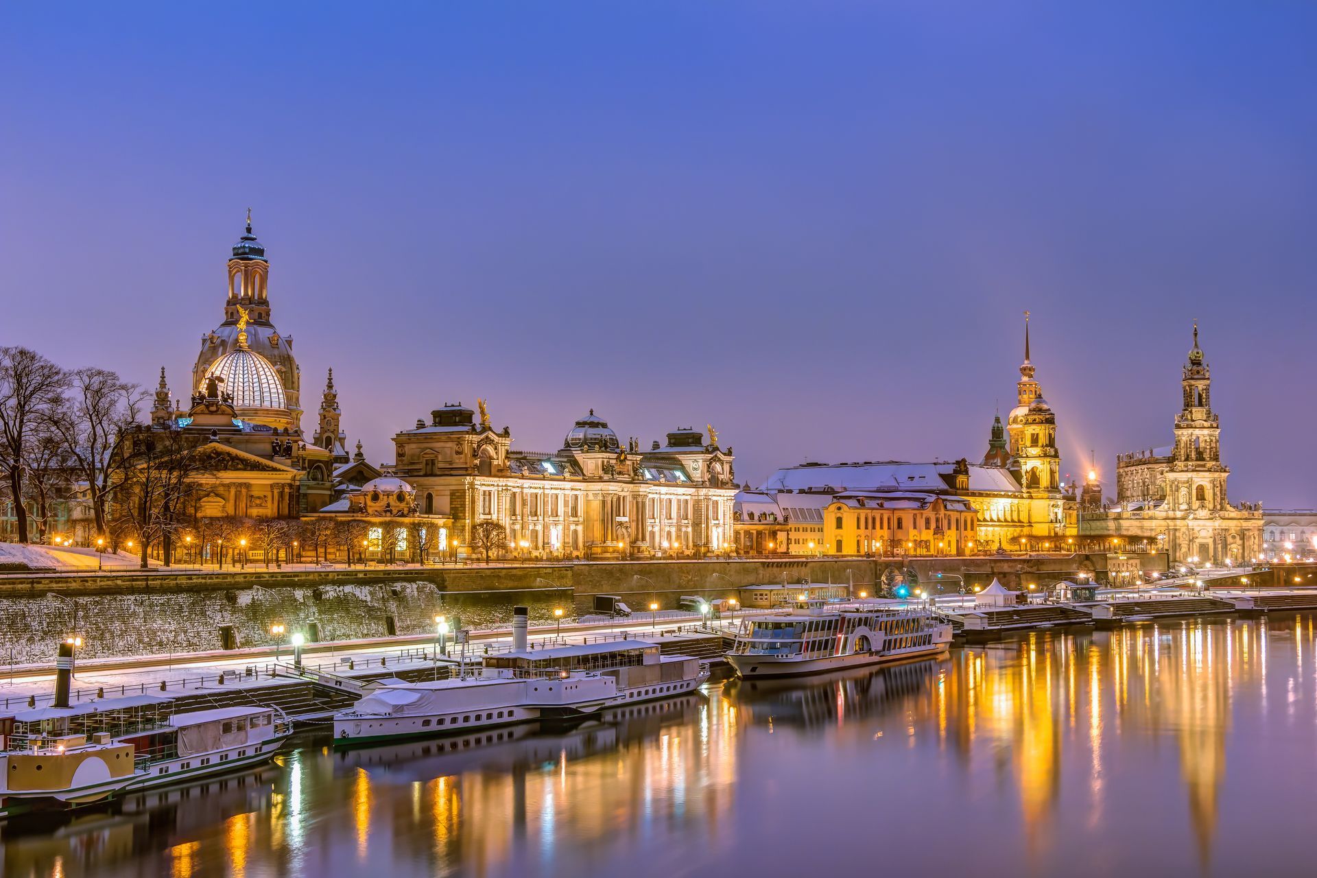 Historische Altstadt von Dresden mit Schnee bedeckt am Abend zur Winterzeit