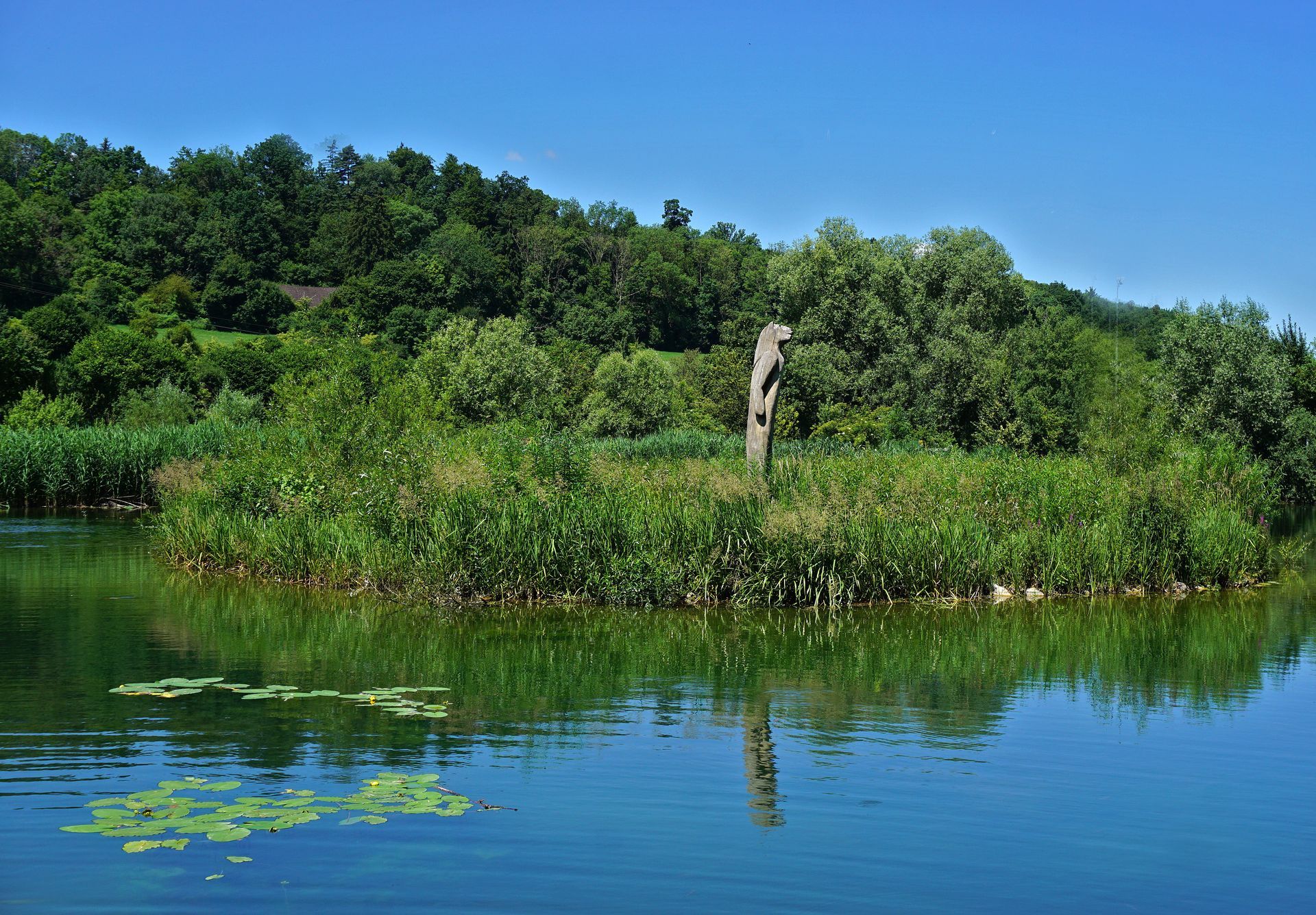 Der Löwenmensch vom Hohlenstein-Stadel; Skulptur im Lonetal am Lonesee; Schwäbische Alb