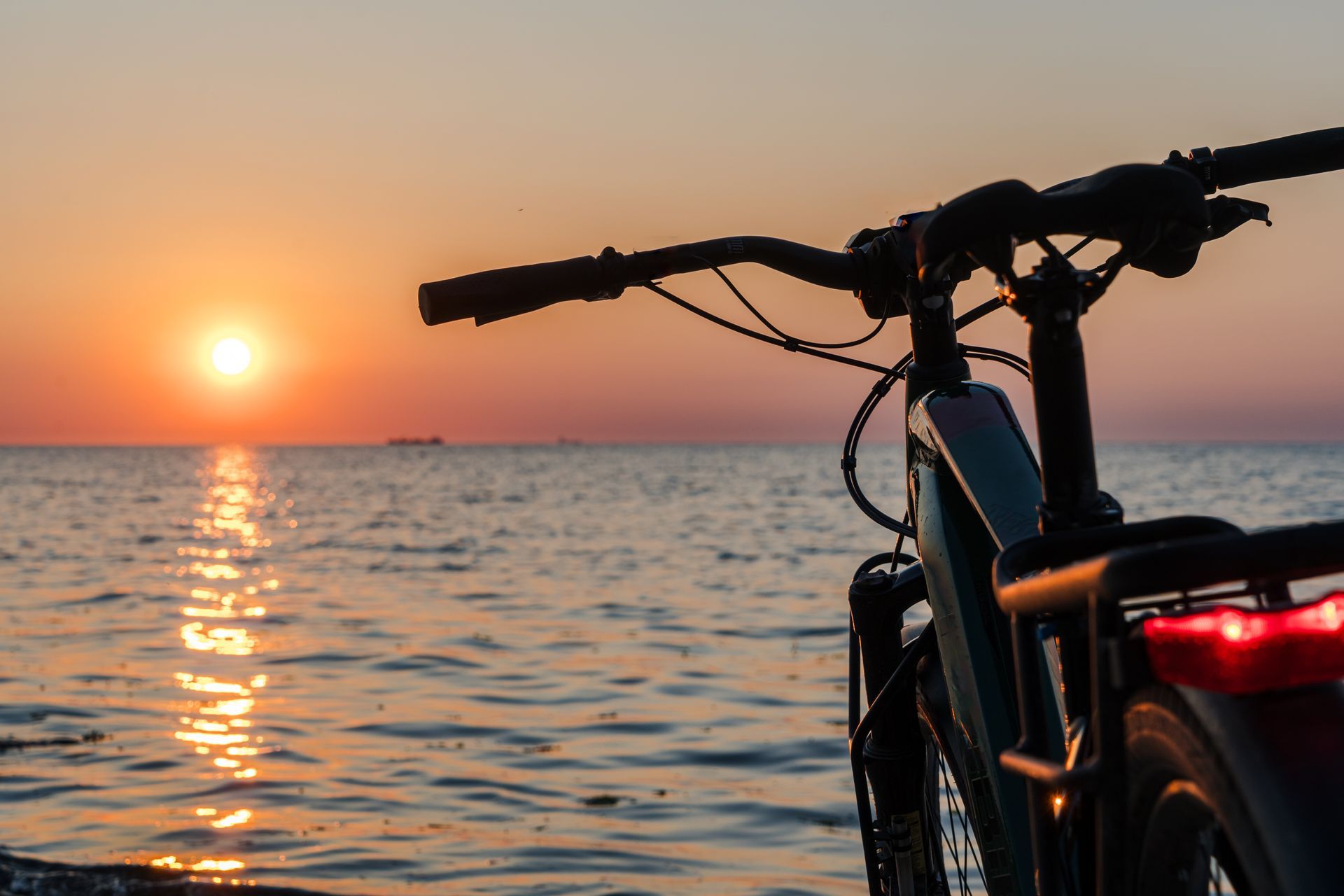 Strandträume: Fahrrad im Licht der untergehenden Sonne