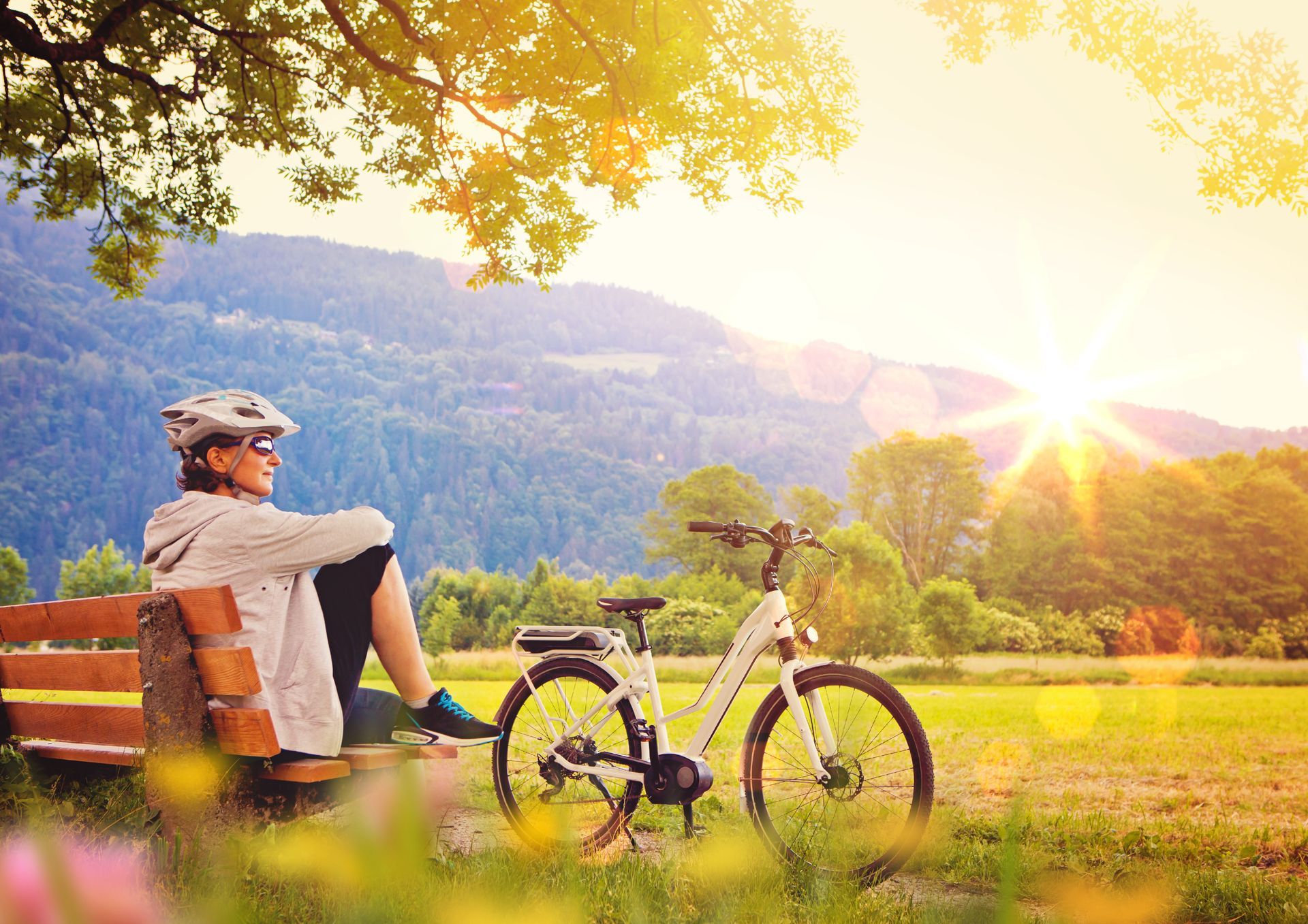 woman relaxing beside her e-bike - e-power 05
