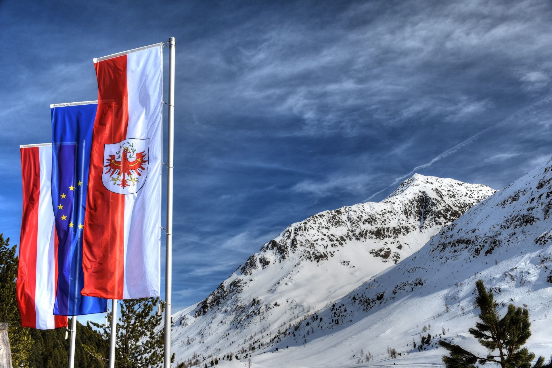 Staller Sattel, Stallersattel, Fahne, Flagge, Fahnenmast, Tirol, Österreich, EU, Himmel, wehen, Bundesland, Nation, Europa, Deferegger Alpen, Winter, Schnee, Villgrater Berge, Wappen, Obersee, Obersee