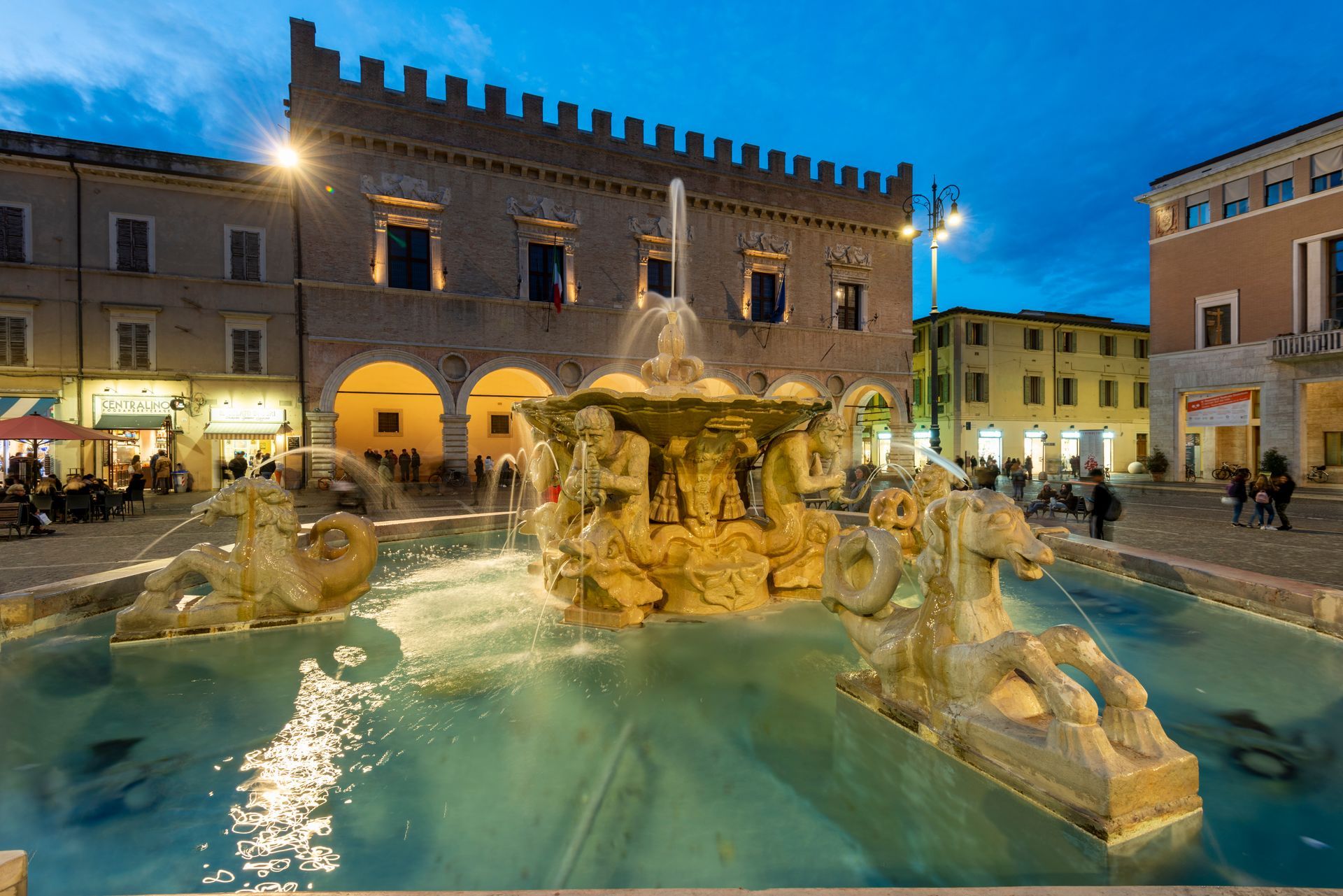 fontana la Pupilla di Pesaro e Palazzo Ducale