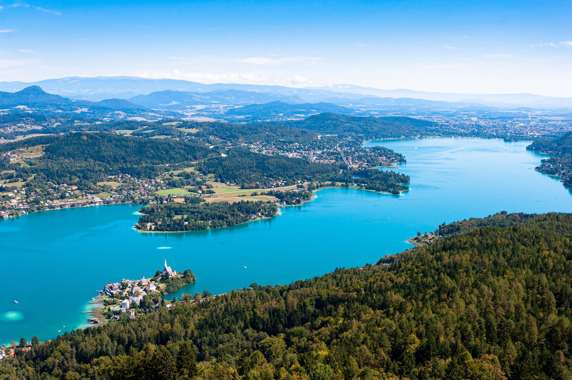 Wörthersee in Kärnten mit Maria Wörth im Vordergrund, Blickrichtung Klagenfurt