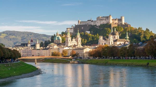 Panorama von Salzburg zur blauen Stunde im Herbst, Österreich