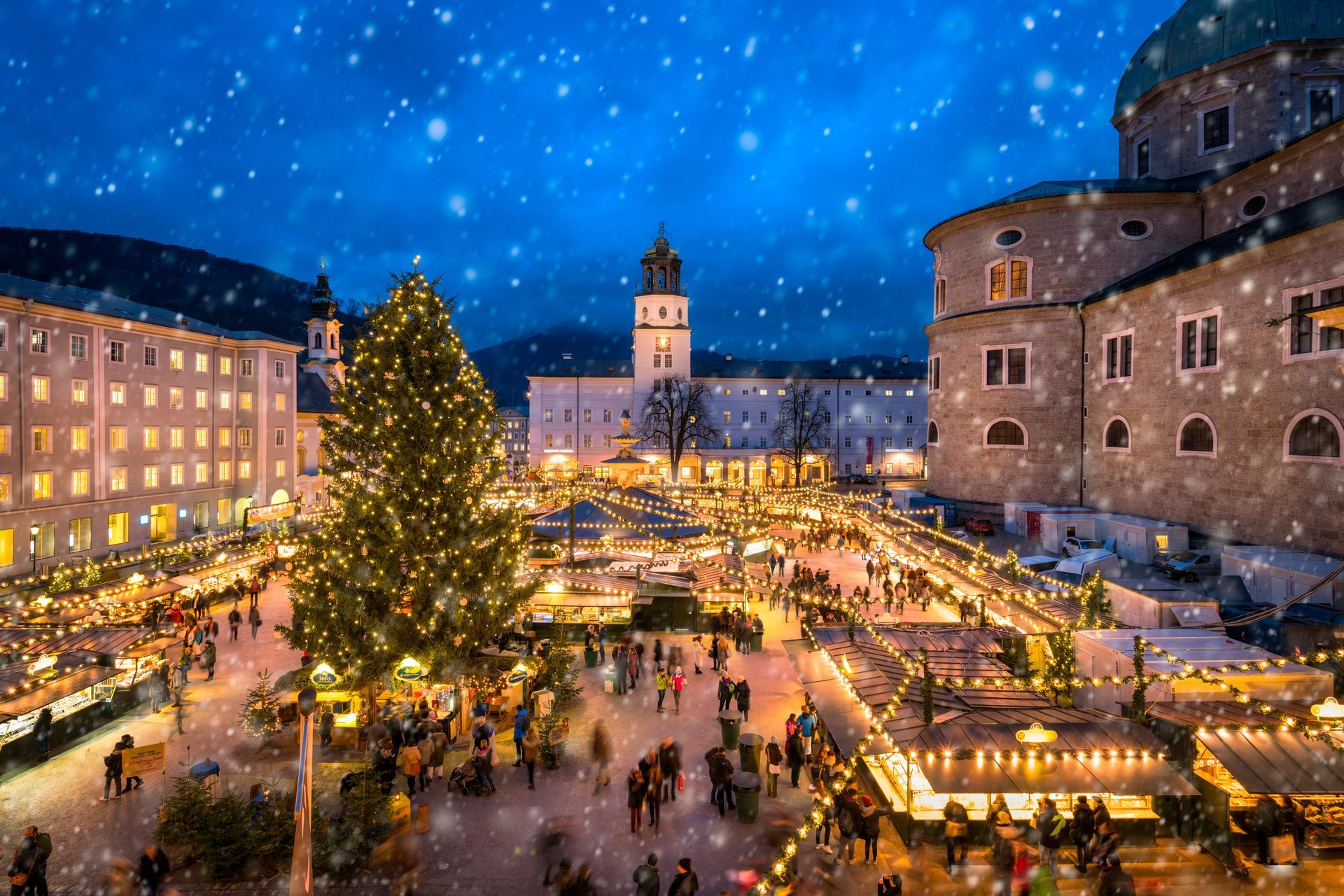Salzburger Christkindlmarkt auf dem Domplatz im Winter, Österreich